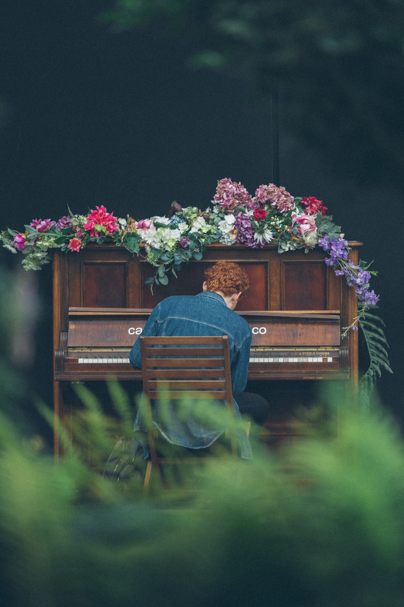 een jongen die piano speelt